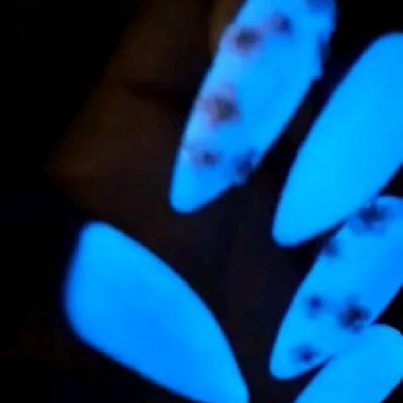 Glow in the dark 3d cherry blossom press on nails - Picture 3 of 4